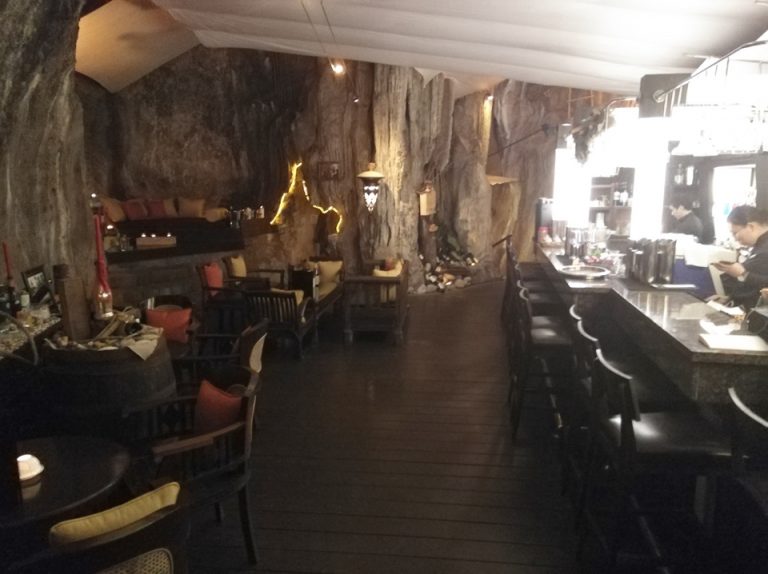 洞窟バー