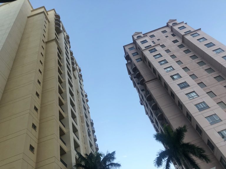 エントランスから見上げた外観