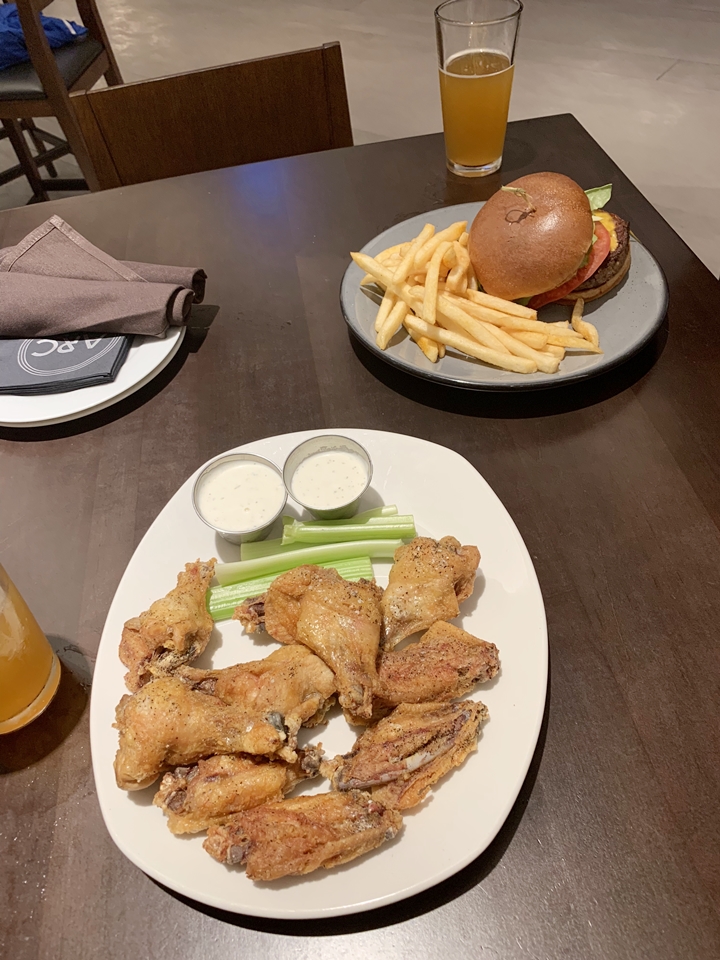 チキンウイングとハンバーガー