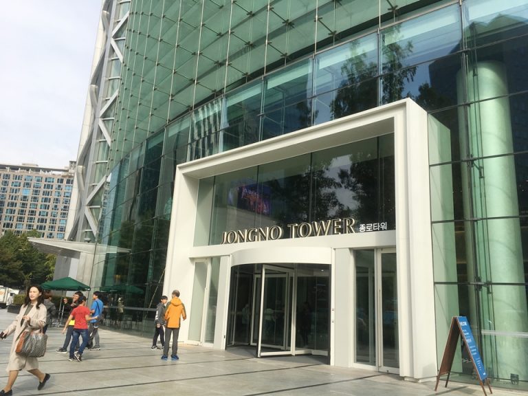 少し歩いた大きな交差点にはジョンノタワーというオシャレな商業ビルがありました。