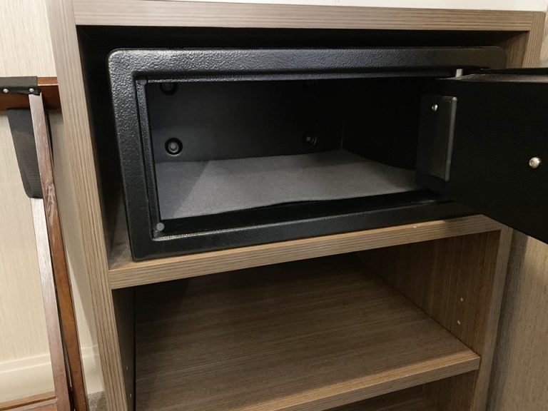 クローゼット内セキュリティーボックスオープン