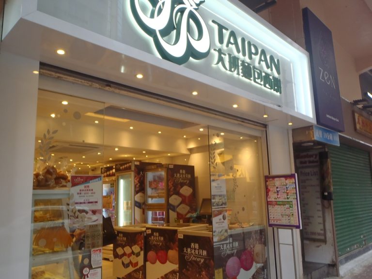 ホテル裏の店4_パン屋