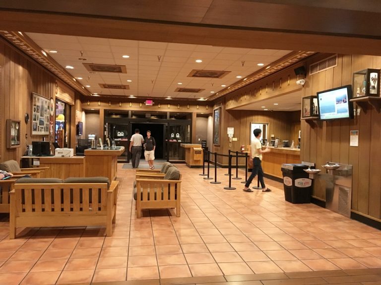 ロビー全体、フロント全体