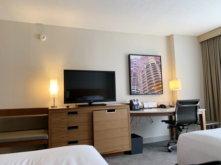 ベットに寝転んでテレビを見る