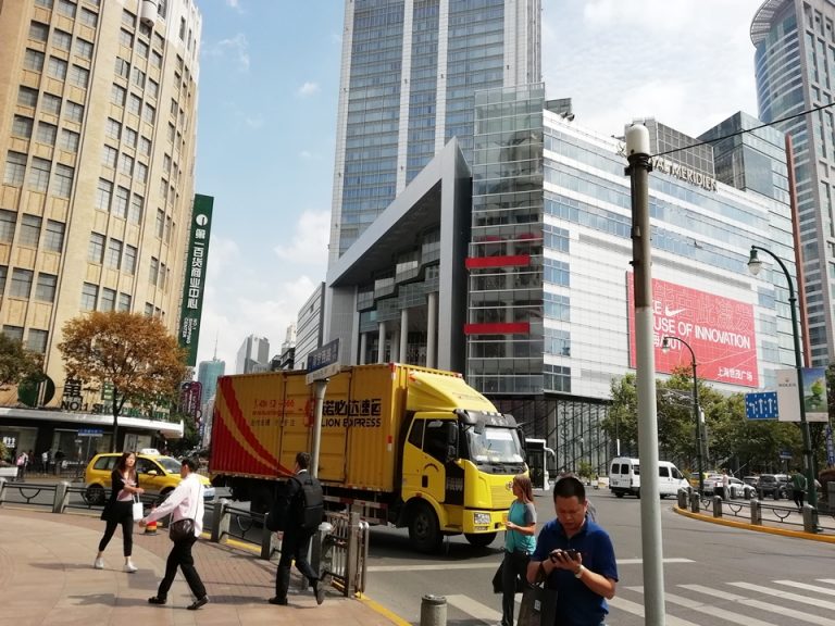 地下鉄出口とホテルの間にある横断歩道