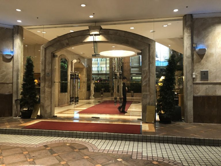 エントランス外観1(正面)