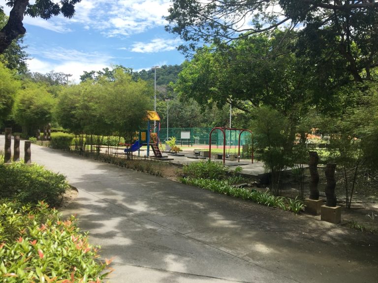 公園とテニスコート