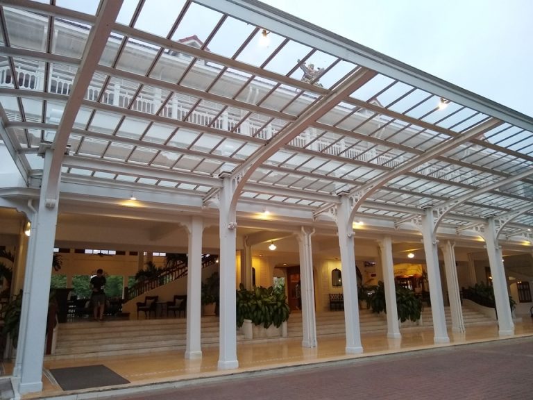 フロントエントランス