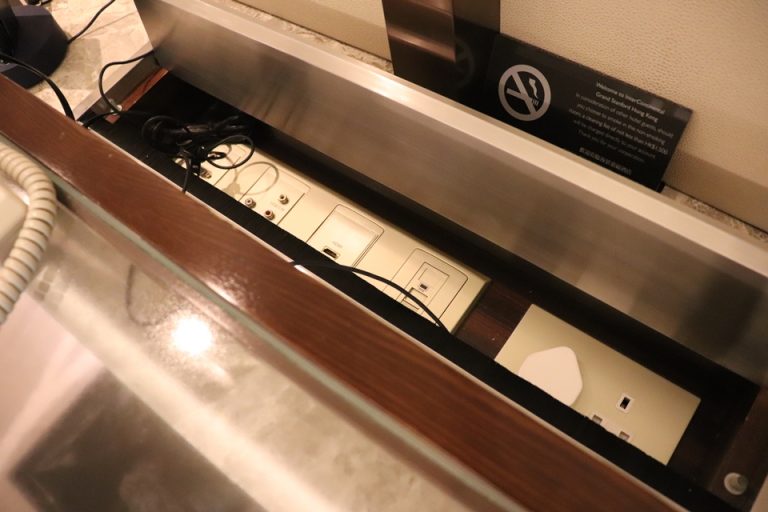 デスク脇コンセント