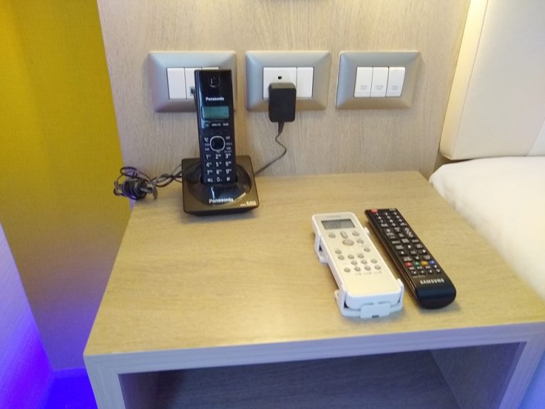 ベッドサイドフォン、エアコンとテレビのリモコン