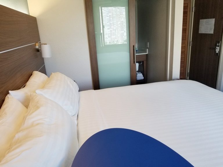 窓側から見た部屋の様子