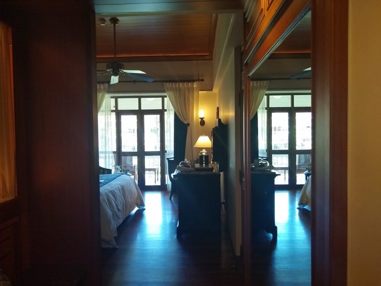 客室入口側から客室