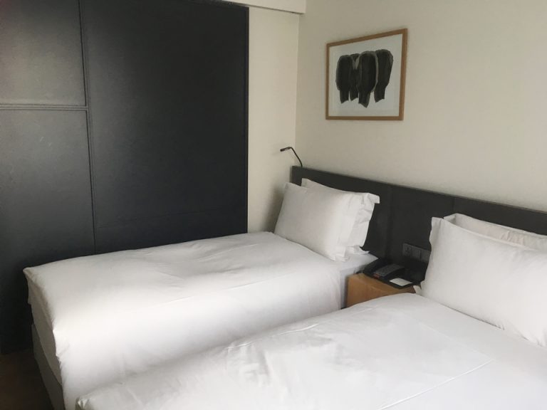 窓側から見たベッド