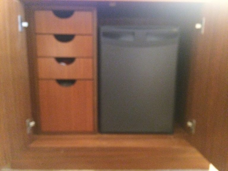 テレビ台の下冷蔵庫