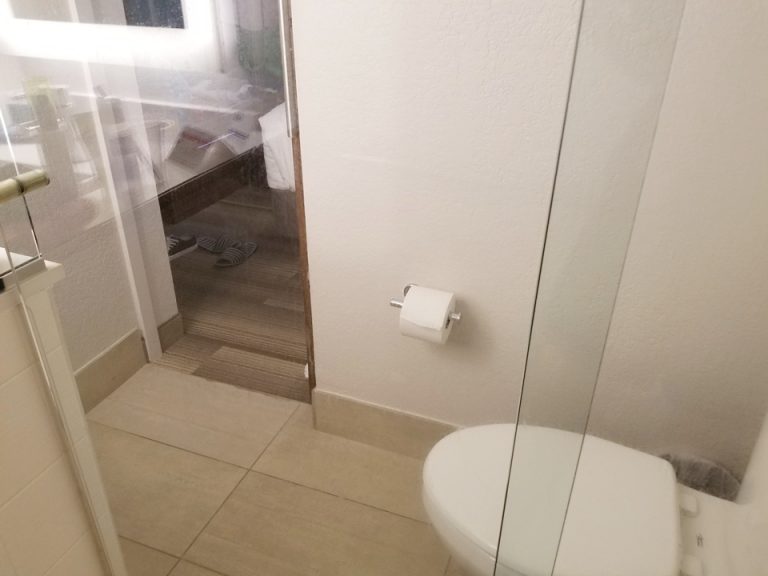 バスルーム内から入口