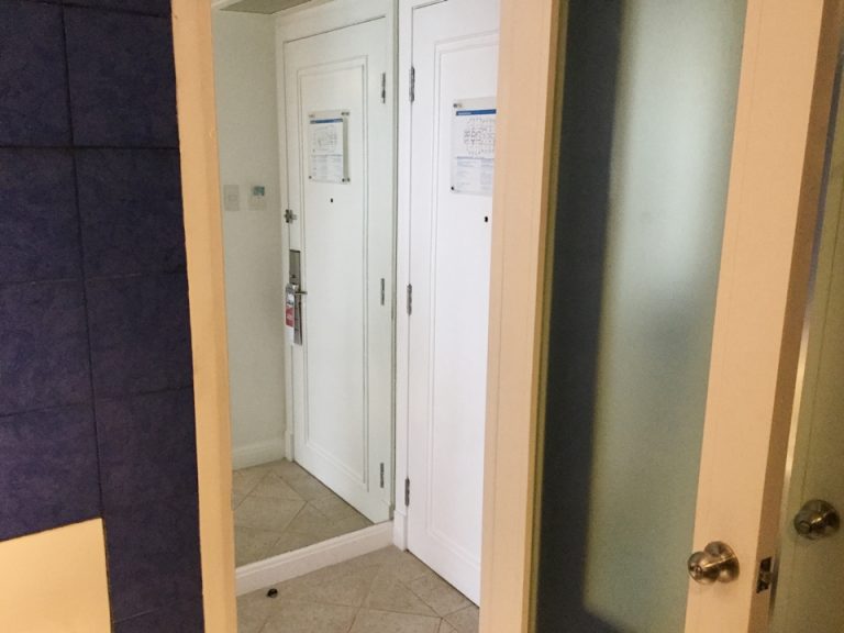 バスルーム内から入口