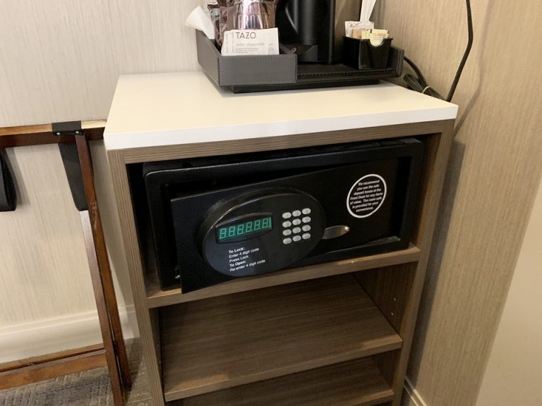 セキュリティーボックスとコーヒーメーカー