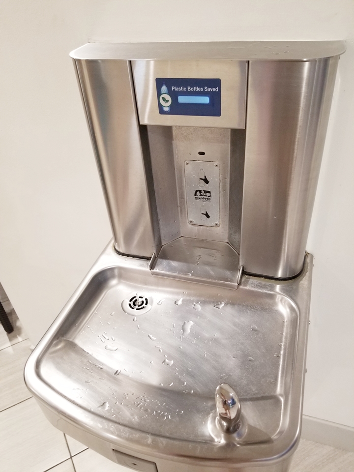 1階 給水機。空のペットボトルに入れて自由に飲めます。