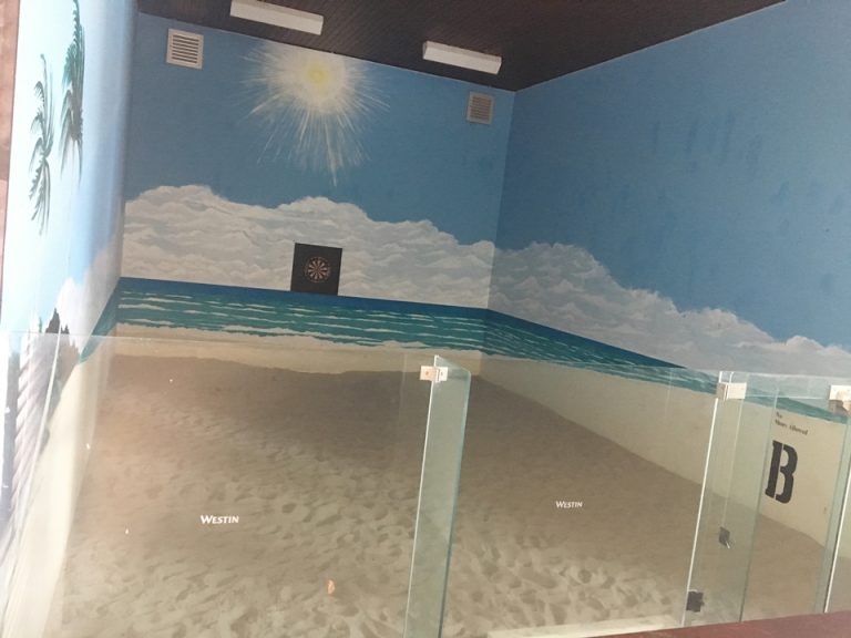 砂浜でダーツもできます