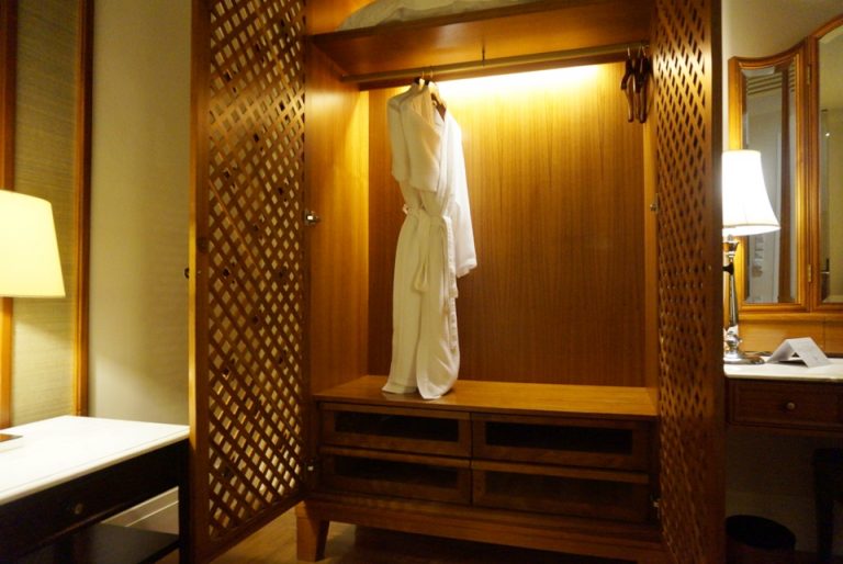 ドレッサーは空けると電気がついてとても高級感あり!