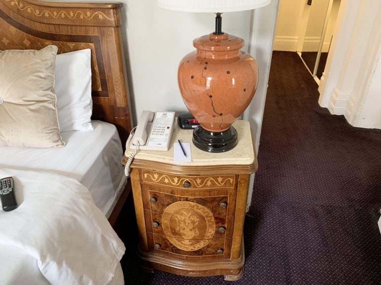 ベッドルーム2ベッドサイド