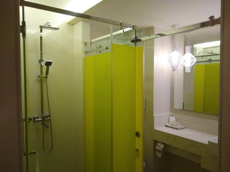 シャワールーム、トイレ