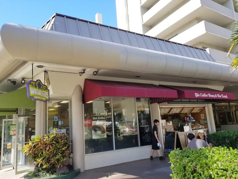 ホテル入口向かいにはテイクアウトのお店とコンビニ