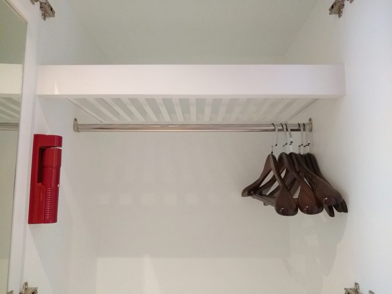 クローゼット内観