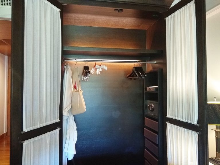 クローゼット内観