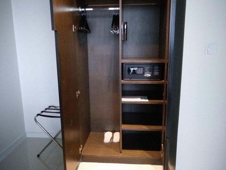 クローゼット内観