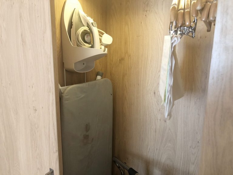 クローゼット内観