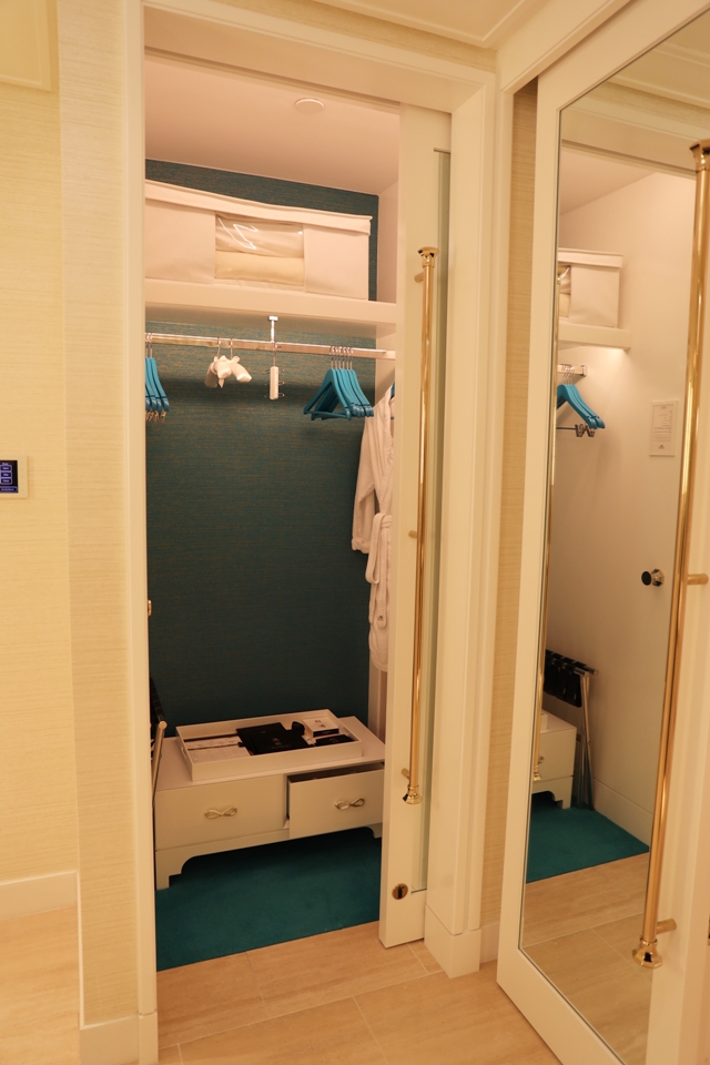 クローゼット内観