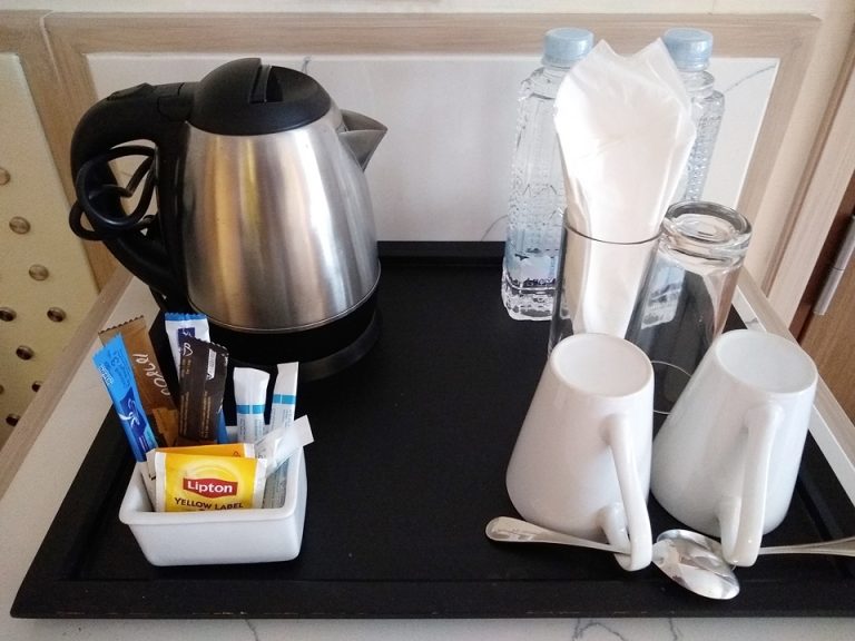 コーヒー、水、カップグラス、ケットル