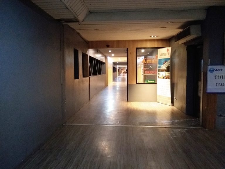 空港からホテル専用連絡通路