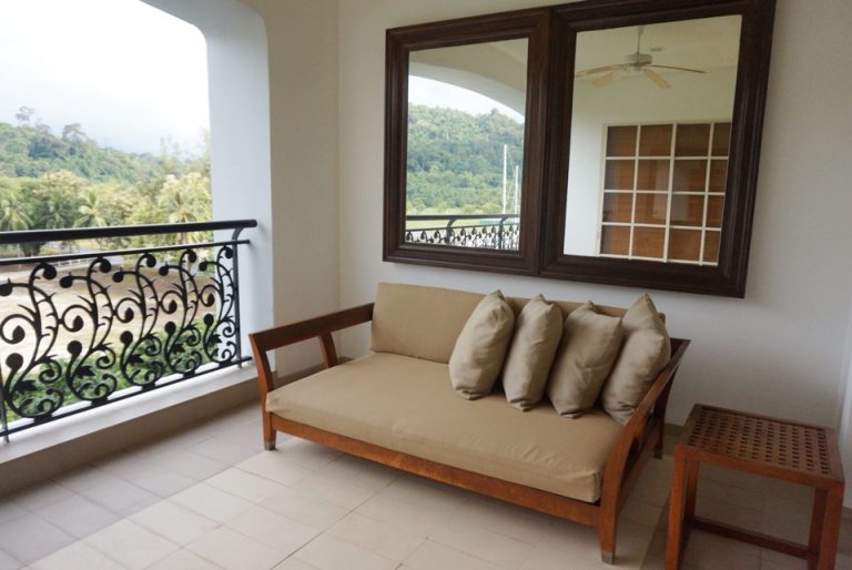 ベランダには大きなソファー