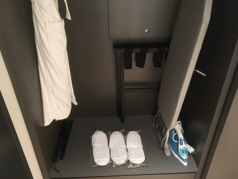 クローゼット内には、バスローブ、スリッパ、アイロン、アイロン台、物置ラックがありました。