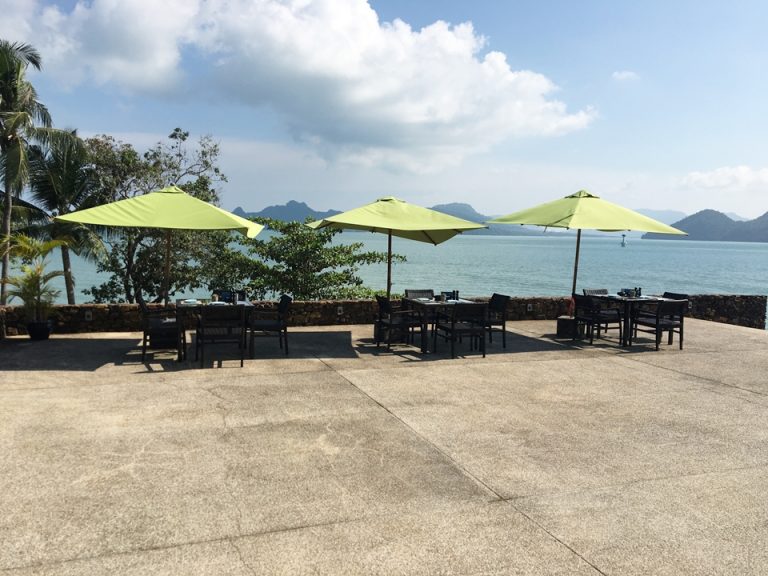 テラスでごはんも食べれます