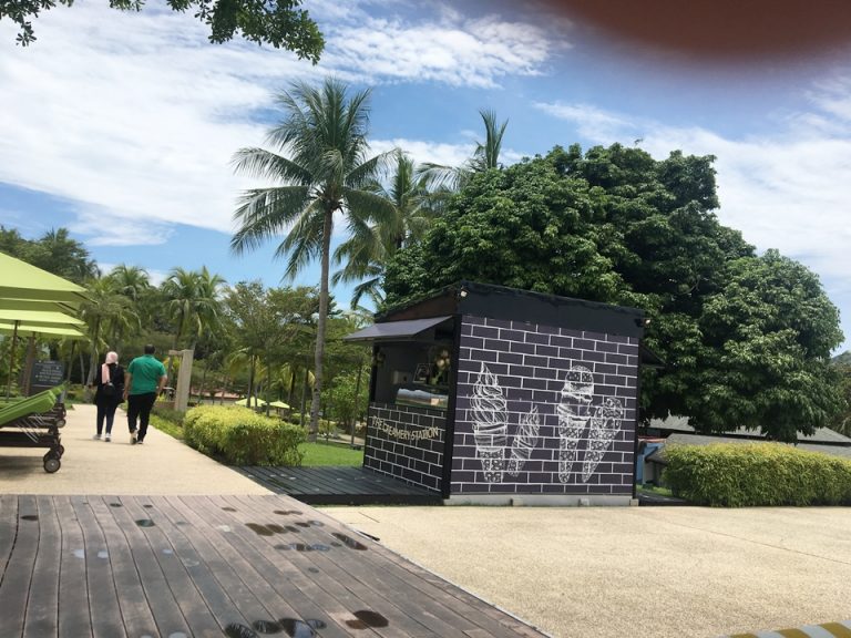 プールにあるアイス屋さん