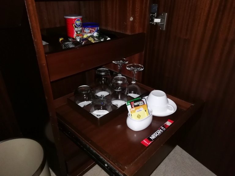 IMG_20181015_070539.jpg 無料の紅茶、緑茶を飲みました。