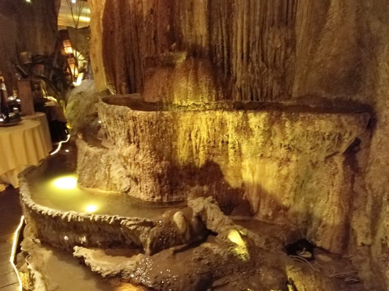 洞窟レストラン4