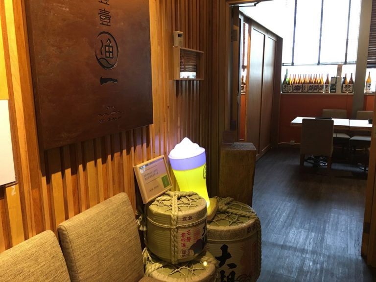 入口に置いてある日本酒樽