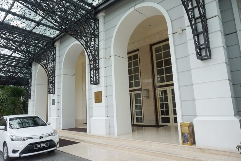 重厚感のある外観。白が基調でおしゃれです