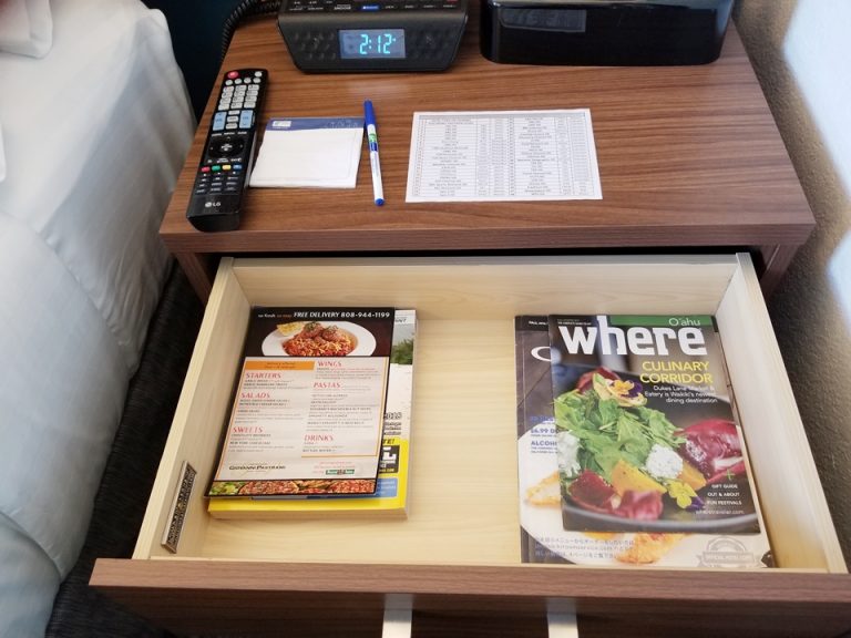 ベッド横収納引き出し(ルームサービスの冊子やタウンページのハワイ版のような冊子などが入っていました)
