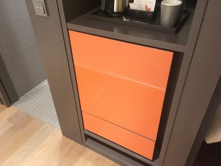 バーカウンター下の扉