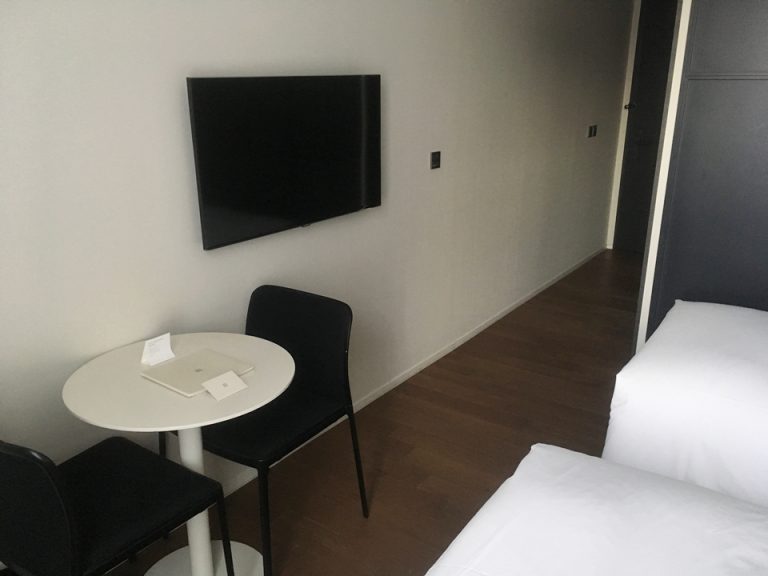 窓側から入り口方向