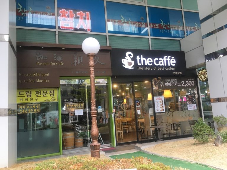 隣のビル下にあるカフェ。