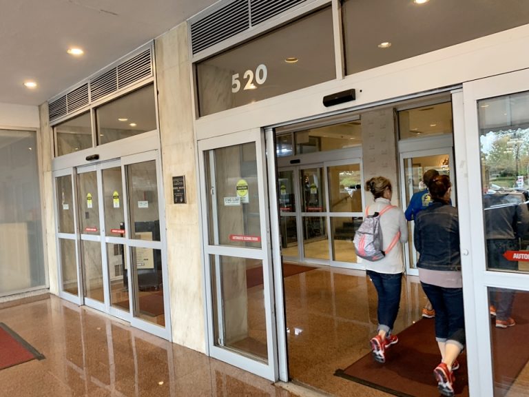 ホテル正面入り口