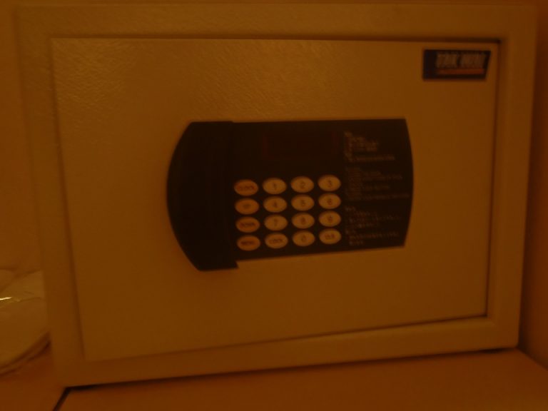 クローゼット内_セーフティボックス_閉めた状態