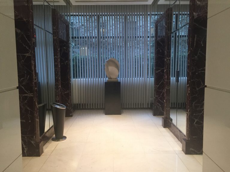 ロビー階エレベーターホール正面1