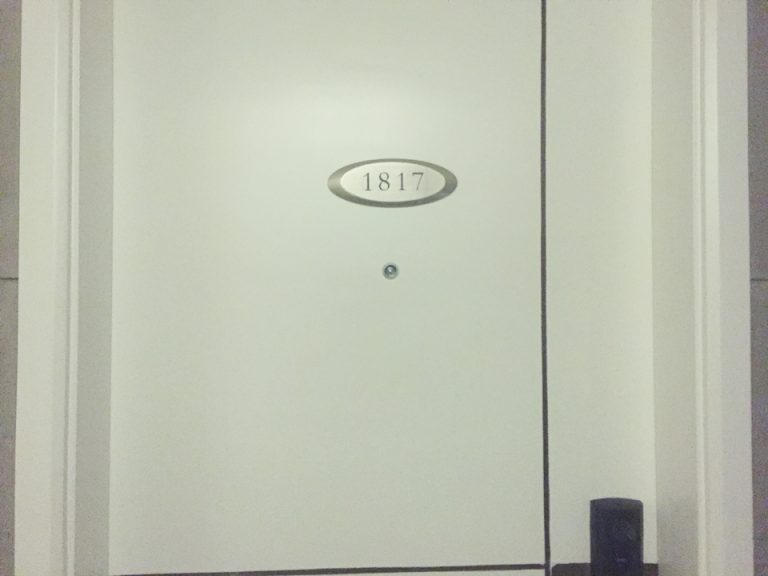 部屋入り口外観2